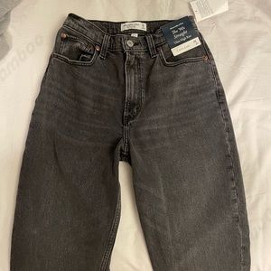 Abercrombie Curve Love Ultra High Rise 90s Straight Jean Black Size 26 Short
